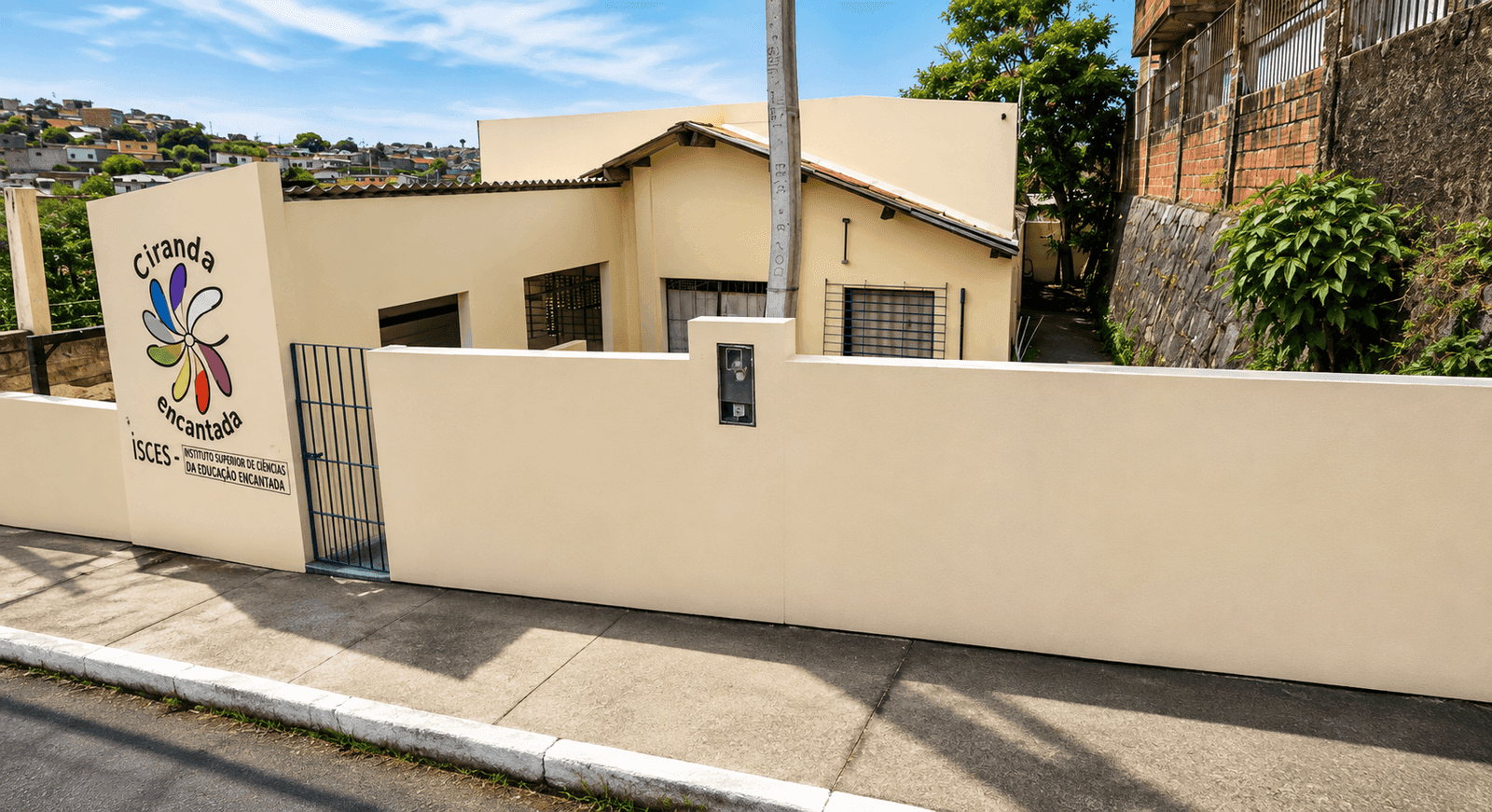 Fachada do espaço Ciranda Encantada, no bairro da Lagoa Encantada